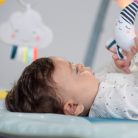 Taf Toys játszószőnyeg - játékhíddal Mini Moon 12655