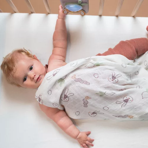 Taf Toys zenélő éjjeli fény Bunny nyuszi, hangérzélkelővel, vékony takaróval 13305