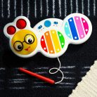 BABY EINSTEIN Zenélő játék xilofon Cal’s Curious Keys™ 12hó+