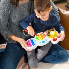 BABY EINSTEIN Zenélő játék xilofon Cal’s Curious Keys™ 12hó+