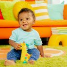 BRIGHT STARTS Játék dallamokkal C-karikán Tug Tunes™ zsiráf 0hó+