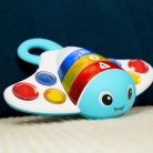 BABY EINSTEIN Érzékszervi játék rája Pop & Explore Stingray™ 6hó+