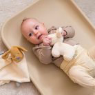 Nattou csörgő flanel Charlie, a kutya vanília