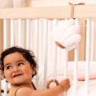 Nattou felhúzós zenélő játék plüss kicsi Susie and Bonnie - virág rózsaszín