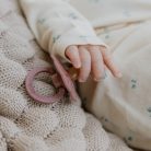 BIBS játszócumi – Boheme natúr kaucsuk 6-18 hó cseresznyevirág és hamvas lila 2 db