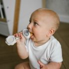 BabyOno csörgő és rágóka méhecske 1591