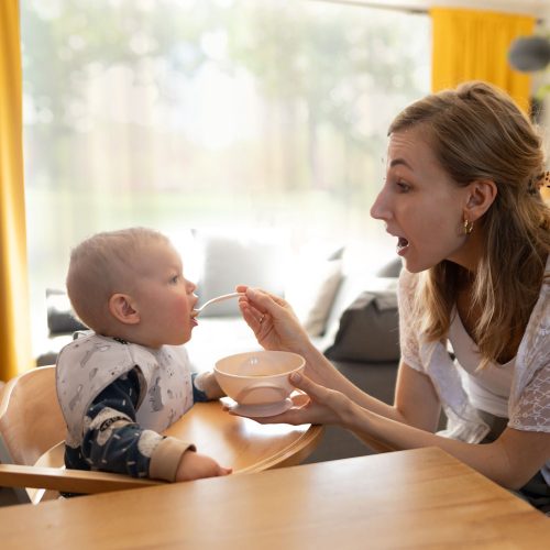 BabyOno tányér - tapadó aljú, fedeles, kanállal krém/rózsaszín 1063/06