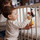 BabyOno függő csörgő kontrasztos színekkel MOUSE 1676