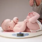 Digitális csecsemőmérleg 20 kg-ig súlystabilizáló funkció a mozgó baba méréséhez