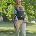 Skin Fit bébihordozó 9 kg-ig szülő felé néző pozíció