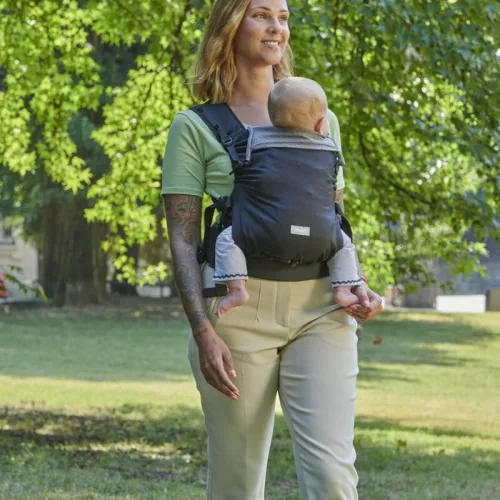 Skin Fit bébihordozó 9 kg-ig szülő felé néző pozíció